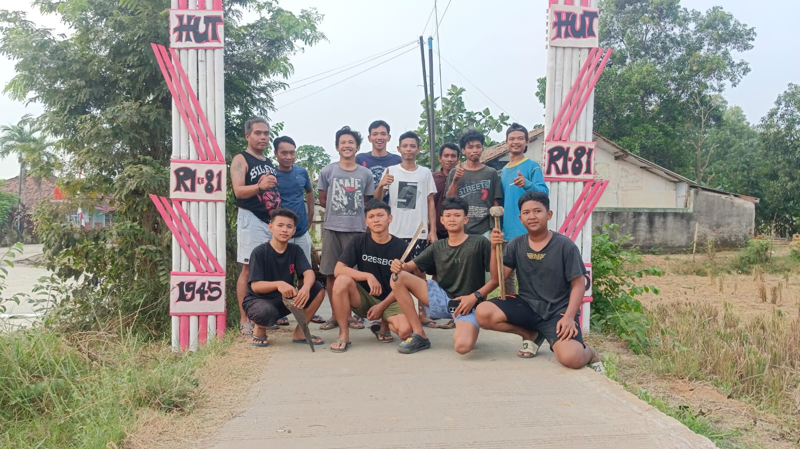 KOMPAK GOTONG ROYONG, WARGA KP. BAKAN JATI BANGUN GAPURA SAMBUT HUT RI KE-81