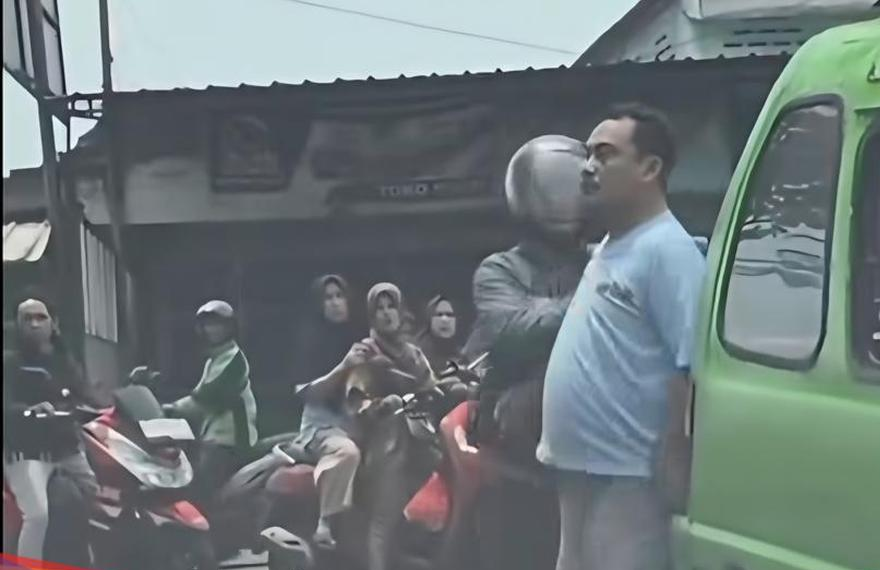 Sopir angkot cekcok dengan pemotor di ciomas, motor ditendang hingga terjatuh